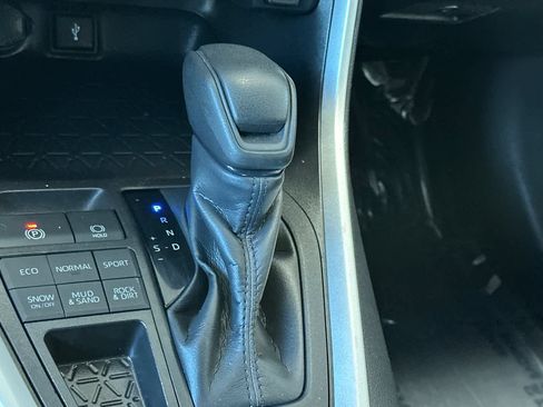 Used 2022 Toyota RAV4 XLE image 23