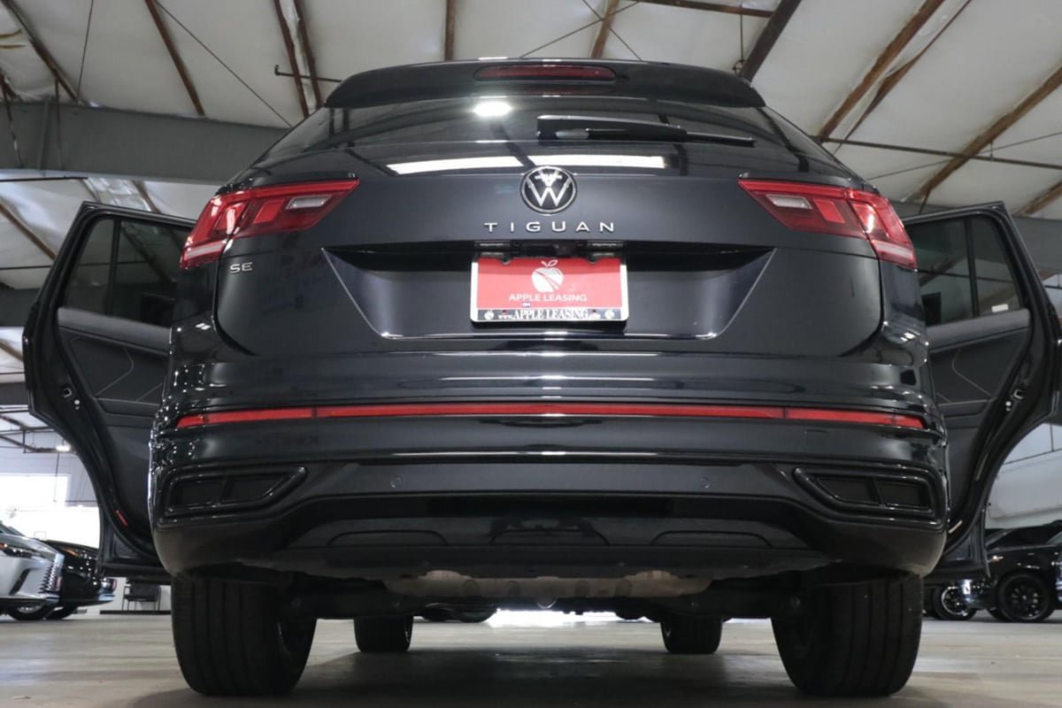 Used 2023 Volkswagen Tiguan SE R-Line FWD image 32
