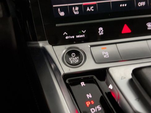 Used 2022 Audi e-tron Premium Plus w/ Premium Plus Package image 19