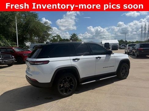 Used 2025 Jeep Grand Cherokee Limited AWD/4WD image 3