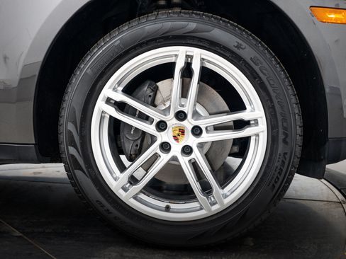 Used 2018 Porsche Macan AWD/4WD image 11