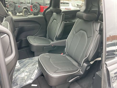 New 2026 Chrysler Pacifica Limited w/ S Appearance Package AWD/4WD image 23