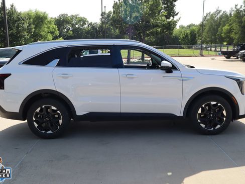 Used 2025 Kia Sorento S FWD image 2