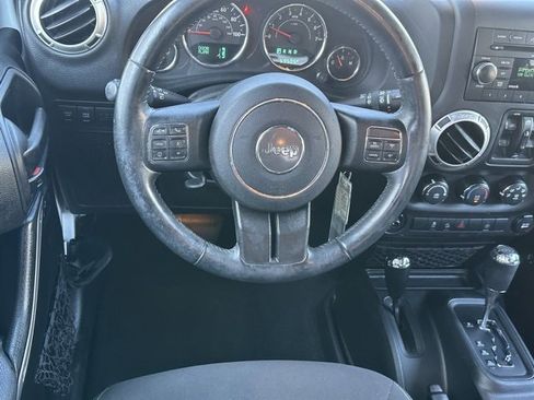 Used 2017 Jeep Wrangler Unlimited Rubicon w/ Connectivity Group image 9