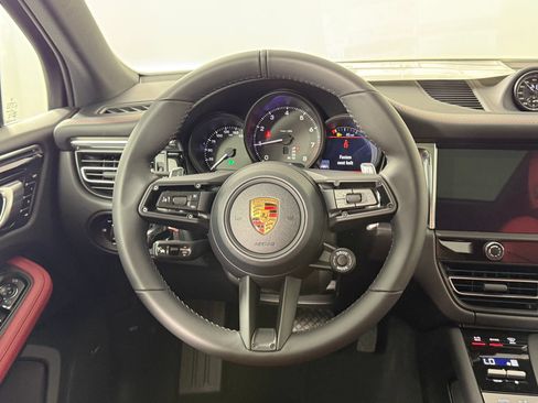 Certified 2026 Porsche Macan AWD/4WD image 21