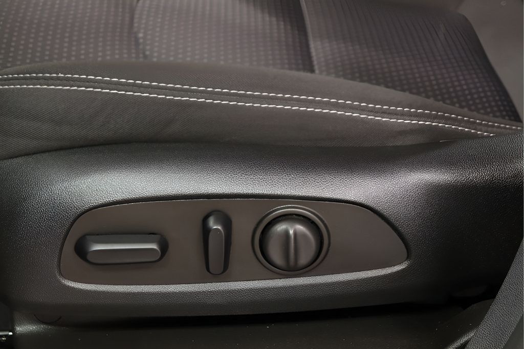 Used 2023 GMC Terrain SLE w/ Driver Convenience Package FWD image 19