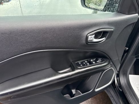 Used 2021 Jeep Compass Latitude FWD image 10