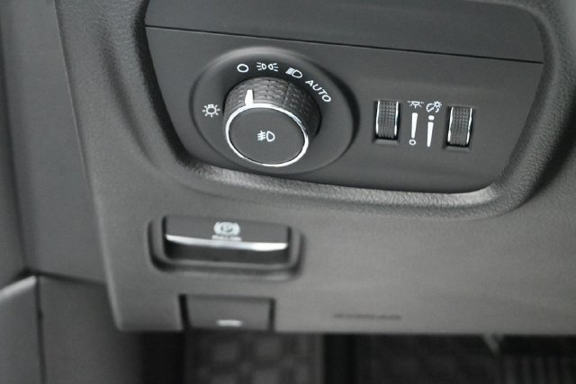 Used 2023 Jeep Grand Cherokee Limited w/ Black Appearance Package AWD/4WD image 11