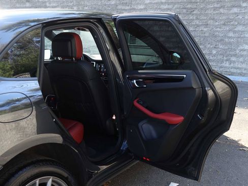 Used 2025 Porsche Macan image 17