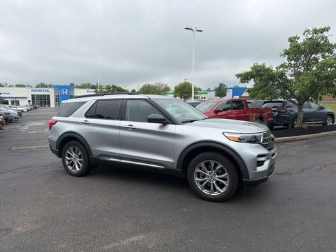 Used 2021 Ford Explorer XLT w/ Equipment Group 202A AWD/4WD image 20