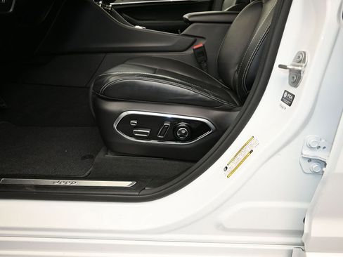 Used 2023 Jeep Grand Cherokee Overland w/ Luxury Tech Group IV image 22