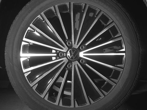 Used 2025 Volkswagen Taos SE image 15