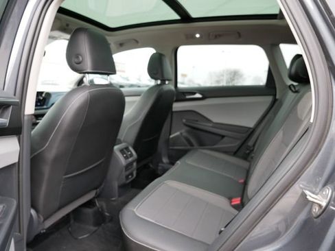 Used 2022 Volkswagen Taos SE image 15