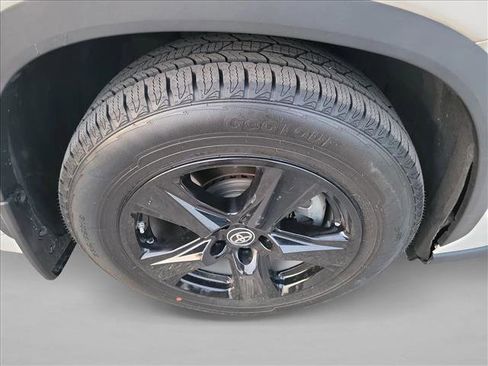 Used 2021 Toyota Highlander L image 10