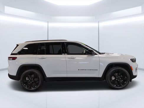 Used 2024 Jeep Grand Cherokee Limited w/ Black Appearance Package AWD/4WD image 2
