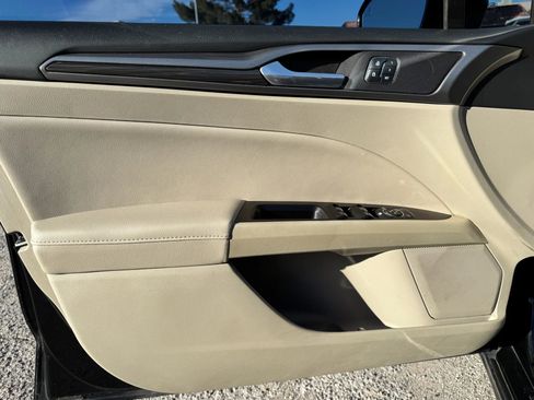 Used 2017 Ford Fusion SE w/ Fusion SE Technology Package image 14