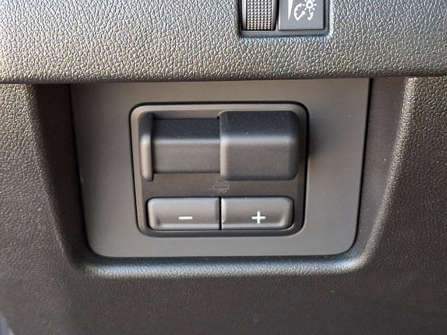 Used 2025 GMC Canyon AT4 w/ AT4 Premium Package AWD/4WD image 9