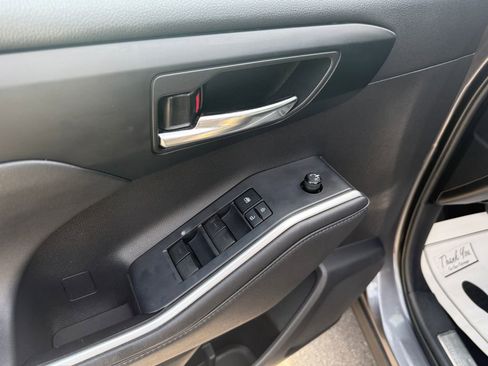 Used 2022 Toyota Highlander XLE AWD/4WD image 15