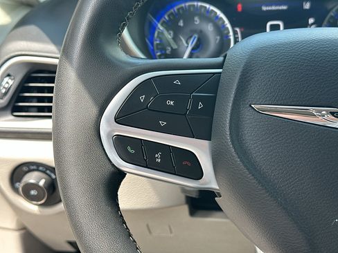 Used 2024 Chrysler Pacifica Touring-L FWD image 15