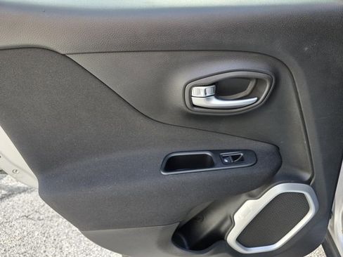 Used 2019 Jeep Renegade Latitude w/ Cold Weather Group image 11