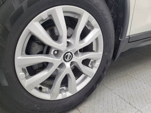 Used 2017 Nissan Rogue SV w/ SV Premium Package image 31