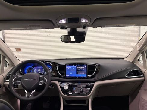 Used 2023 Chrysler Pacifica Limited FWD image 40