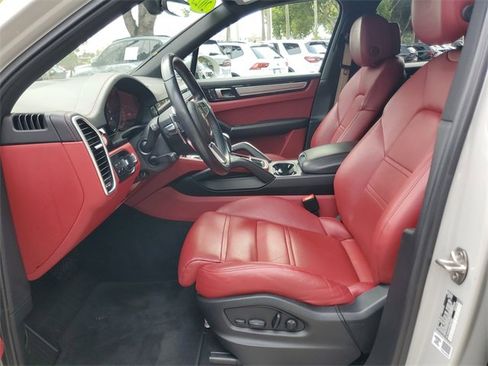 Used 2023 Porsche Cayenne Platinum Edition image 16