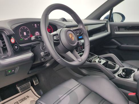 Certified 2025 Porsche Cayenne AWD/4WD image 4