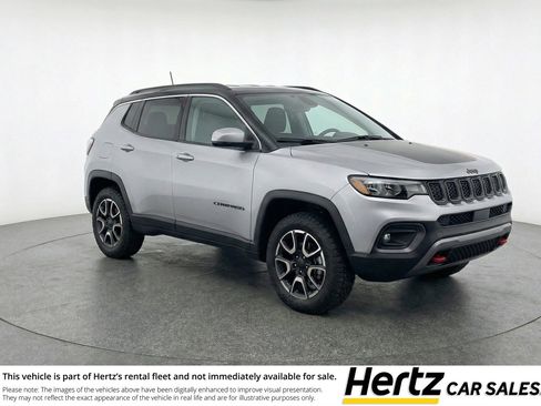 Used 2025 Jeep Compass Trailhawk AWD/4WD image 1