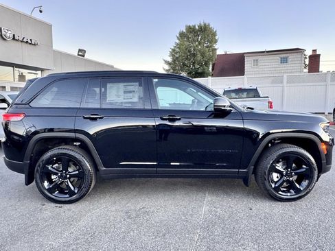 New 2025 Jeep Grand Cherokee Limited w/ Black Appearance Package image 8