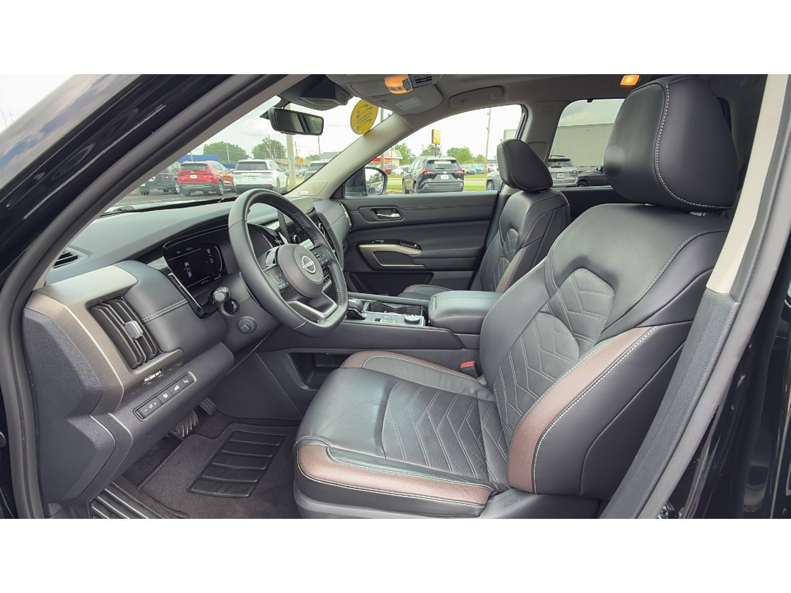 Used 2025 Nissan Pathfinder Platinum AWD/4WD image 31