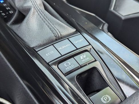 Used 2025 Toyota Camry SE image 32