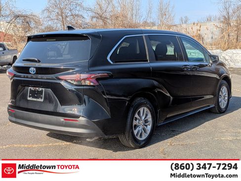 Used 2024 Toyota Sienna LE image 3