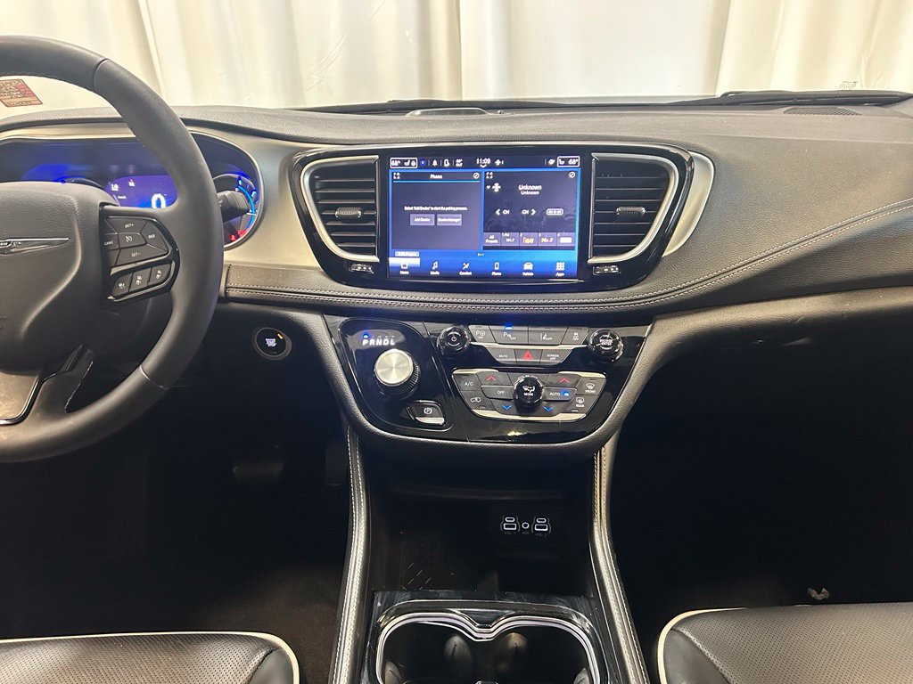 Used 2025 Chrysler Pacifica Premium FWD image 18