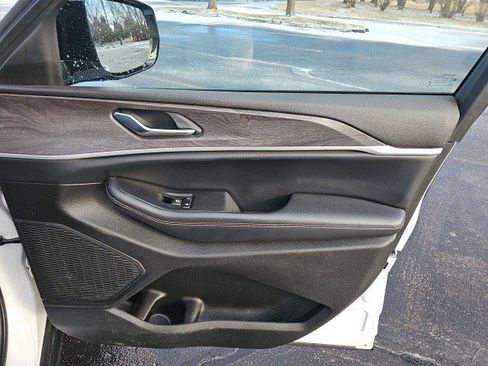 Used 2023 Jeep Grand Cherokee L Limited w/ Black Appearance Package image 14