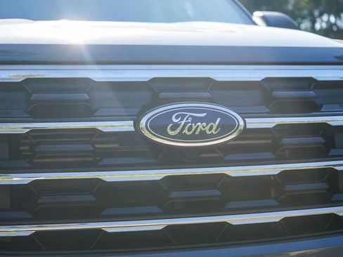 Used 2025 Ford Explorer Active RWD image 11