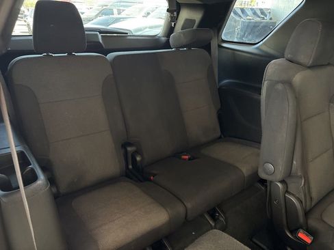 Used 2022 Chevrolet Traverse LT FWD image 19