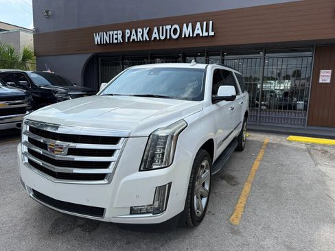 Used 2017 Cadillac Escalade ESV Luxury RWD image 1