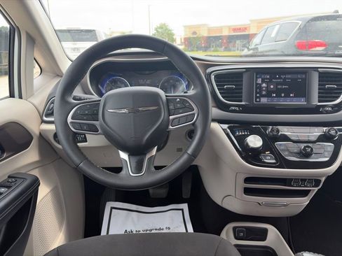 Used 2023 Chrysler Voyager LX FWD image 15