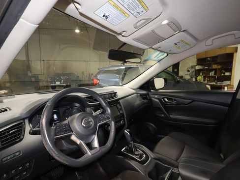 Used 2017 Nissan Rogue SV w/ SV Premium Package image 9