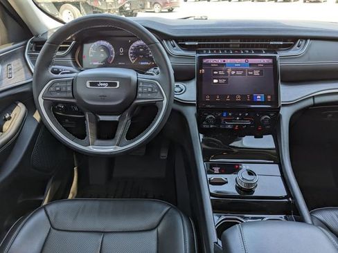 Used 2023 Jeep Grand Cherokee Limited w/ Luxury Tech Group II image 16