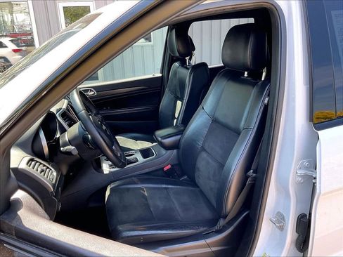 Used 2018 Jeep Grand Cherokee Altitude AWD/4WD image 10