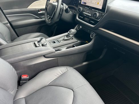 Used 2024 Toyota Grand Highlander AWD image 17