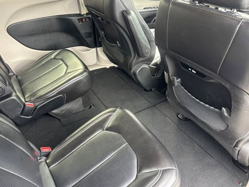 Used 2024 Chrysler Pacifica Touring-L FWD image 32