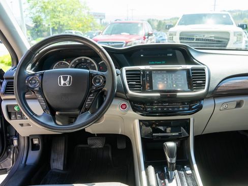 Used 2016 Honda Accord Touring image 15