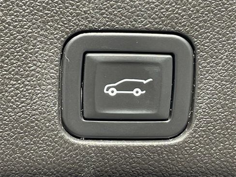 Used 2021 Chevrolet Tahoe Z71 w/ Z71 Off-Road Package image 31