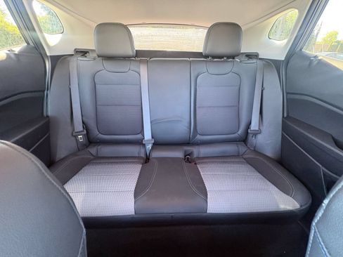 Used 2025 Chevrolet Trax LT FWD image 37