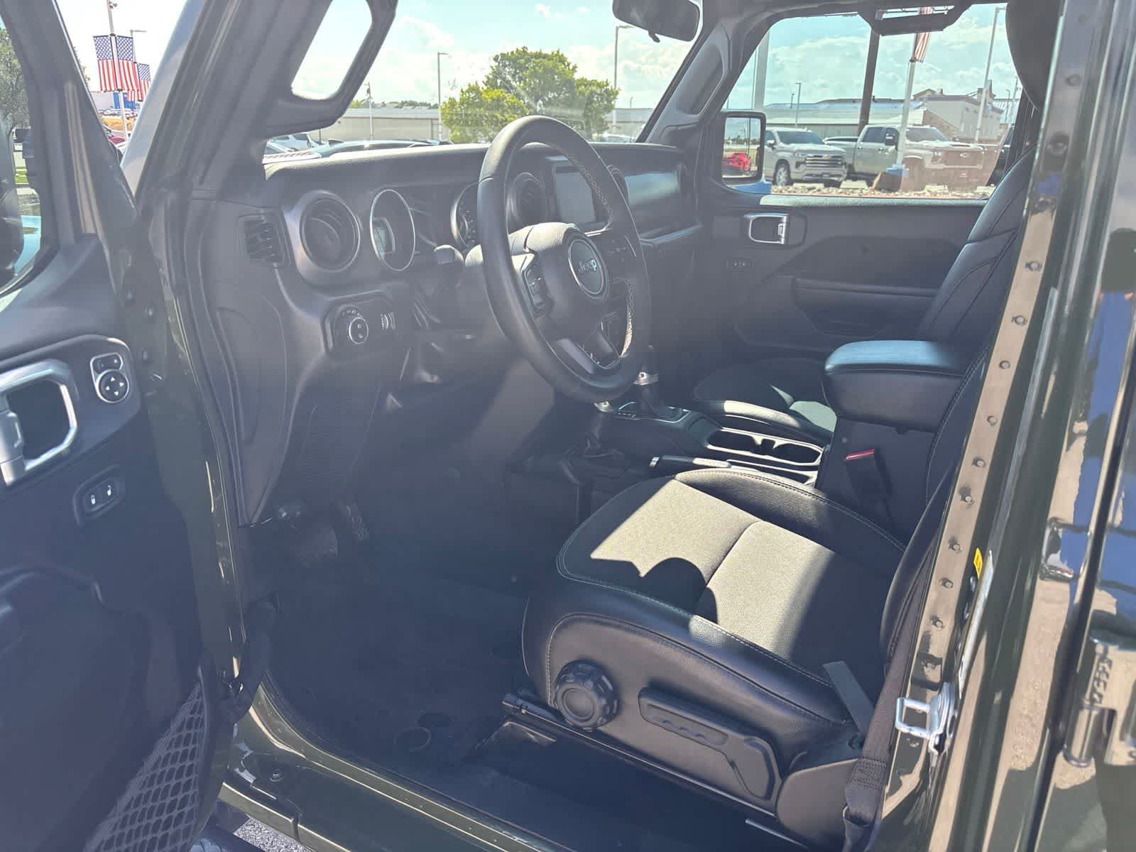 Used 2023 Jeep Gladiator Sport AWD/4WD image 7