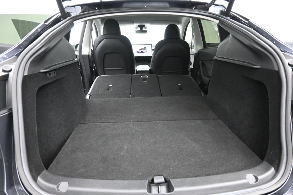 Used 2024 Tesla Model Y Long Range RWD image 9