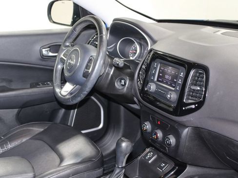 Used 2018 Jeep Compass Latitude FWD image 28